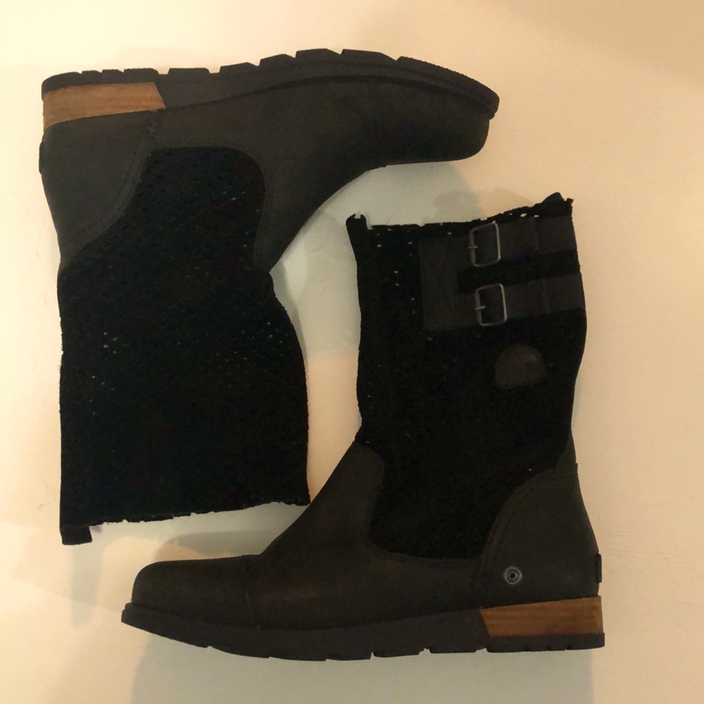 Sorel Major Pull On. Size 8.5 Black leather. Cutouts on ankle. Mid calf boots.